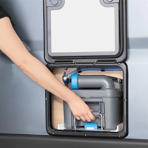 Ulosotettava kasetti-WC | Thetfordin kasetti- WC luukussa magneettipidike helpottamassa kasetin ulosottoa.